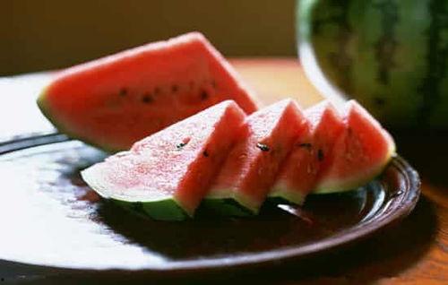 怀孕吃小瓜有点冰,适量食用小瓜,注意温度适宜