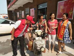 社区人群吃瓜,邻里间的欢乐食趣